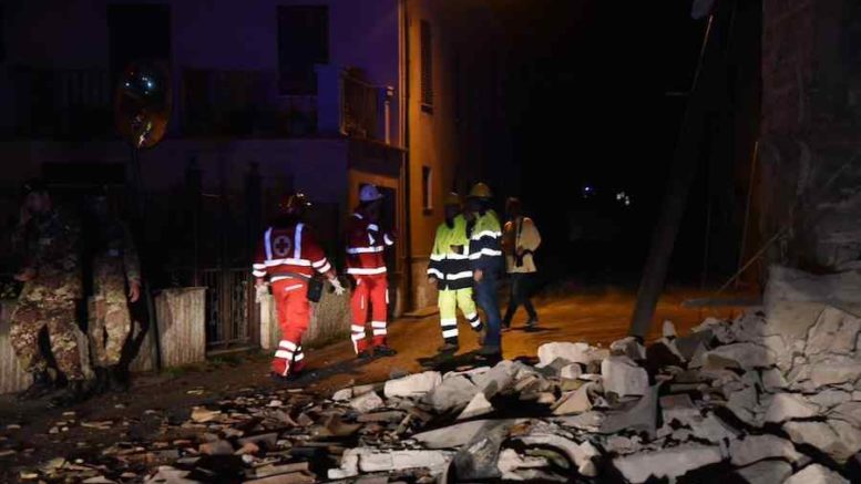 Terremoto Marche, Renzi a Camerino: "Ricostruire in modo serio"